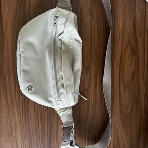 lululemon athletica city adventurer belt bag 2.5 L in raw linen